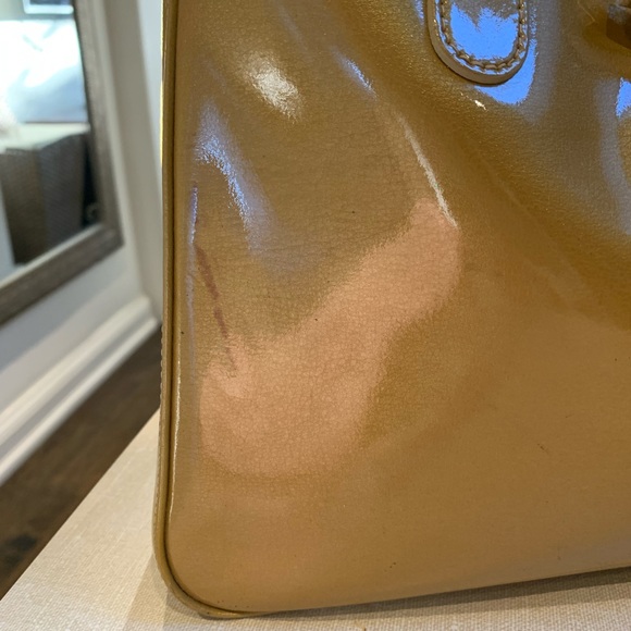 Longchamp gold patent handbag - Picture 3 of 6